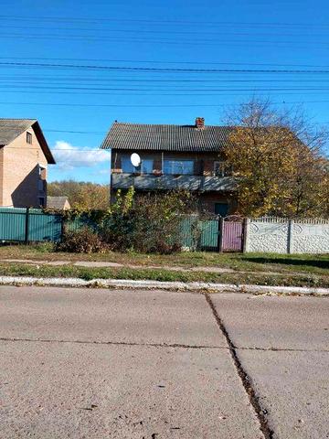Продам будинок в центрі села