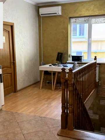 Продам простору 5-кімнатну квартиру в центрі міста!
