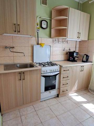Продається 3-кімнатна квартира по вул. Ростиславська, 5