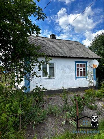 Продається будинок з великою прибудинковою територією.