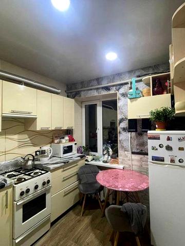 С мебелью всей цена 35.500сша без мебели 30 тысяч США Продам квартиру одно комнатную Кирова собственник не риэртор