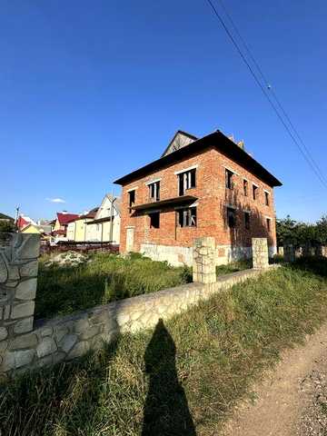 м. Надвірна будинок біля міського озера