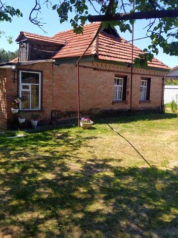 Продається участок з житловим будинком.