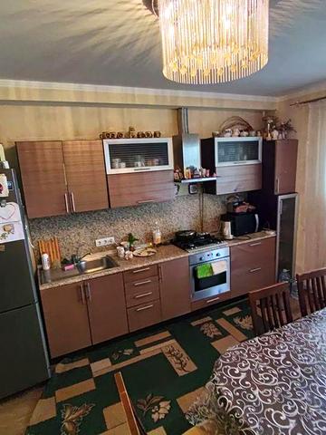 Продається велика двокімнатна квартира в селищі Глеваха