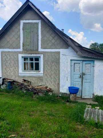 Пролаєтьс будинок у жилому стані вода і газ підведено