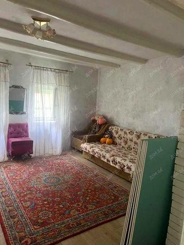 Заміський будинок біля річки