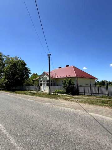 Продаж аптеки та однокімнатної квартири в одному приміщенні (с. Банилів)