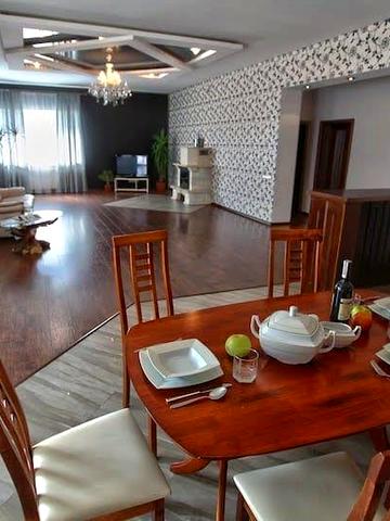 Сдам большой дом 3 к+ кухня студия+ 2 к + кухня студия,на 2 семьи можно! Гараж большой, бомбоубежище, участок ,сад
