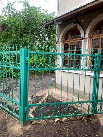 Продам частину приватної приватного будинку по вул . Червоного Хреста  у р - ні центр у