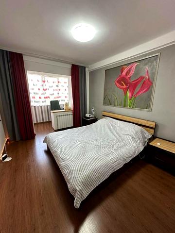 Миколи Ушакова вул., 8