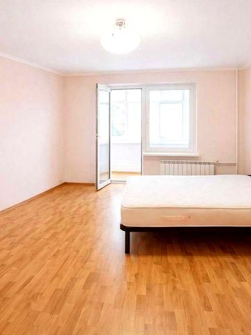 Без комісії для покупця! 87 м² комфорту на Довженка 16-Б! Ремонт, 4 лоджії, тихий двір, 5 хв. пішки до метро та великого парку.