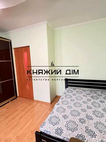 Анни Ахматової вул., 35