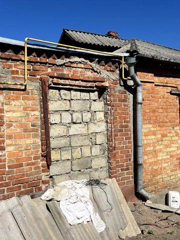 Половину будинку біля автовокзалу