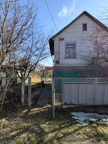 Дача 2-ї поверхова, білий кирпич, поруч озеро та ліс
