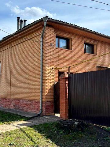 Продається дворівнева квартира в багатоквартирному будинку, в центрі міста Ромни.