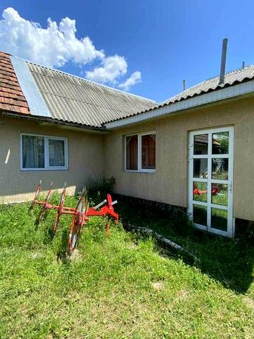 Будинок та земельна ділянка