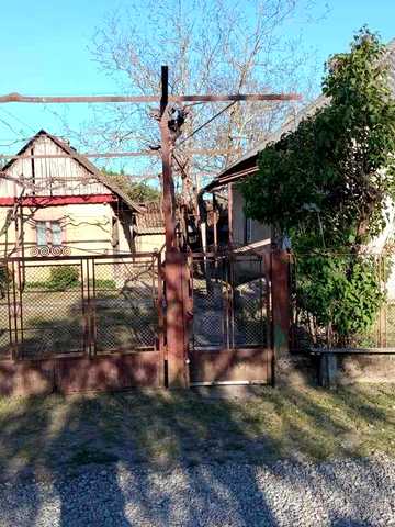 Продається  будинок  у с. Нове Село Берегівського р-йну. Комунікації та стан: Наявність газу, електрики, водопостачання (свердловина).Ціна14000$(Торг)