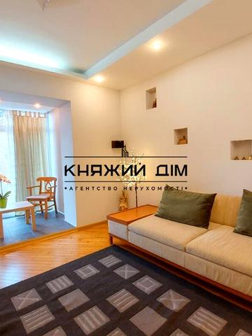 Круглоуніверситетська вул., 13