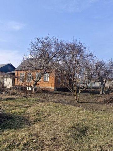 Продається 1/2 житлового будинку з ділянкою 10 соток та маленьким пруд