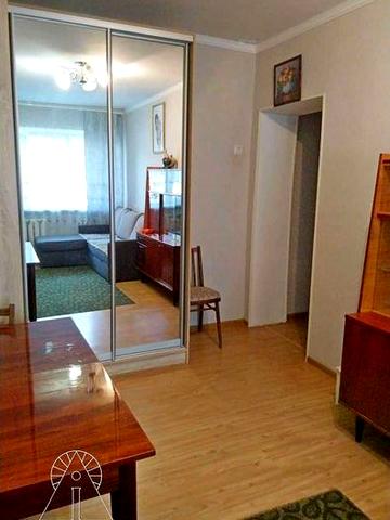 Продам однокімнатну на Січневому з косметичним ремонтом.