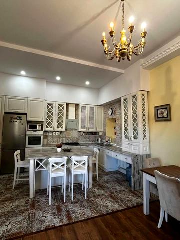 Леся Курбаса вул., 5