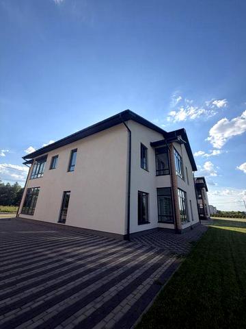Без комісії. Продаж Квартири 54 квадратних метри великий балкон Пилиповичі до Києва 40 км , на територіі великий басейн. ЖК Лелека. Закритий двір ЖК Лелека