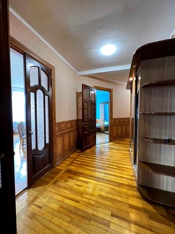 Продам трикімнатну квартиру з гврним ремонтом в центрі Жмеринки.