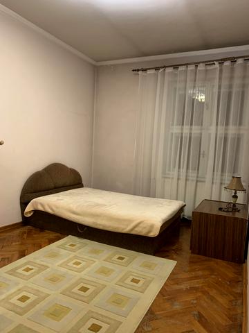Переяславська вул., 9