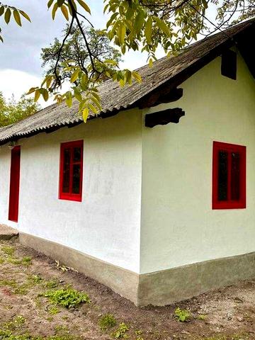 Продається історична хата (будинок) біля Львова (Свірж), вода, каналізація, піч