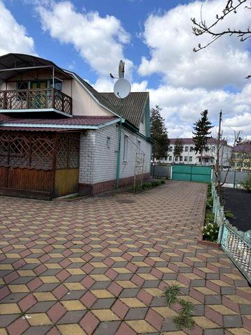 Продам будинок з кіоском в центрі села Лосинівка
