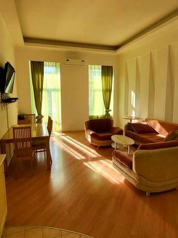 Spacious 3-room quiet apartment for rent in a historic building near Teatralna metro station
