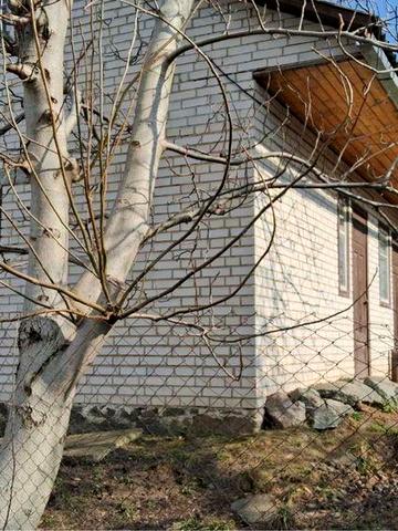 Садиба з великою земельною ділянкою 25 соток! Тихий район, асфальтований підїзд, криниця, сад та господарські споруди.