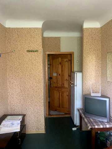 Продам 1  гостинку метро Палац спорту 3 хв.