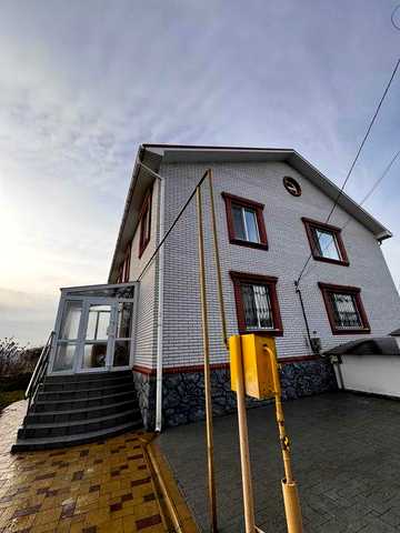 Продається 2 поверховий будинок  з гаражем і ділянкою