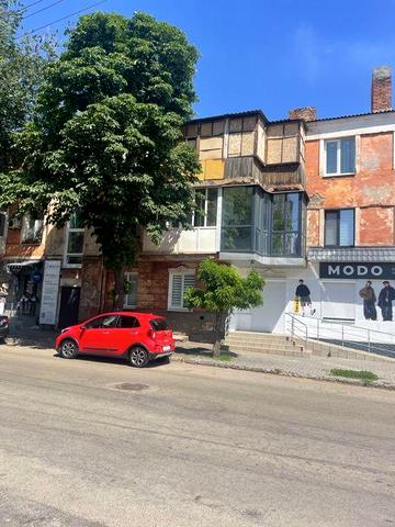 Продажа 3-х комн. кв-ра  второй этаж возле ЗАГСа в центре города улица Коммерческая д. 2 Сталинка двухсторонняя с балконом