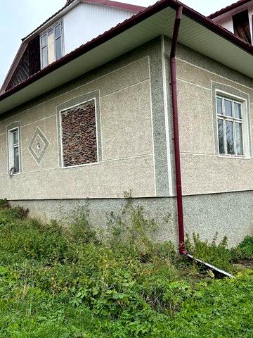 Продається добротний 1.5 поверховий цегляний будинок у гірській місцев