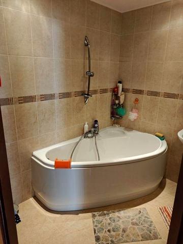Продам 4-хкімнатну квартиру поруч з колибою на другому поверсі з автономним опаленням..