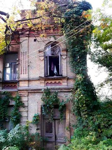 Особняк 460 м² з ділянкою | Шевченківський район | вул. Тропініна