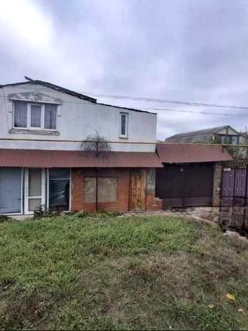 Двоповерховий будинок у центрі