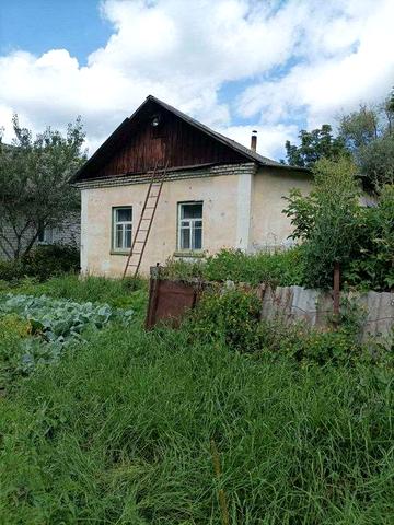 Продаж будинку в тихому місті.