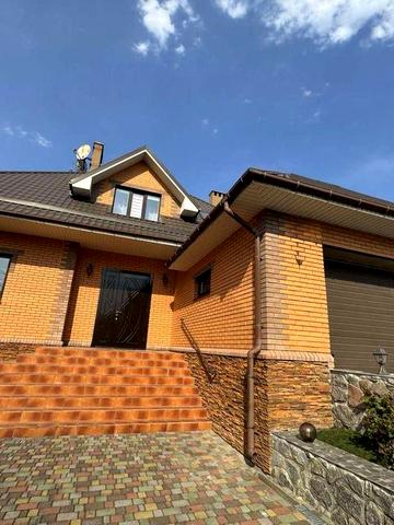 Продаж просторий та сучасний будинок комфорт-класу.