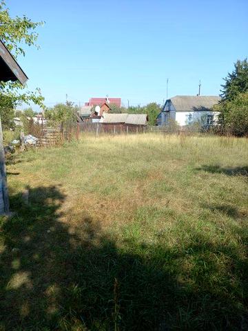 Ділянка та деревяний будинок в селі