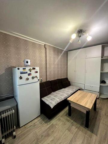 Сдам 2 -х  комн. гостинку  метро Дворец Спорта  Каденюка 32, 5500 гр.