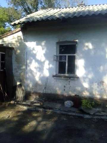 Будинок з надвірними будівлями
