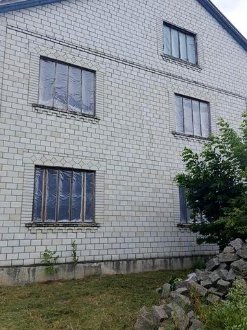 Продається двух поверховий будинок в селі Пилипівка.