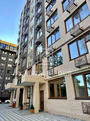 Продам квартиру з великою терасою та панорамними вікнами.