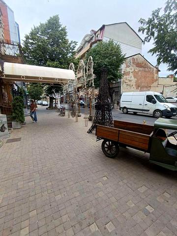 Здається простора 1км в самісінькому центрі !!!