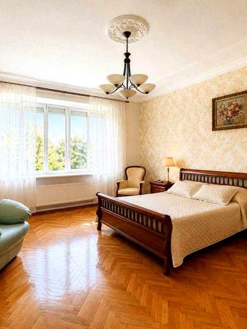 Оренда будинку в класиці 350кв.м+90 соток власного лісу. Довготривало.
