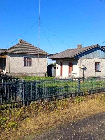 Продам будинок М.Скалат. 4 км. Від Скалата. 36 сотих землі. Місто тихе спокійне.