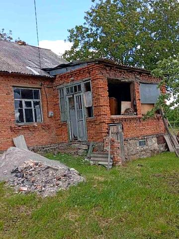 Продаж будинку з ділянкою.